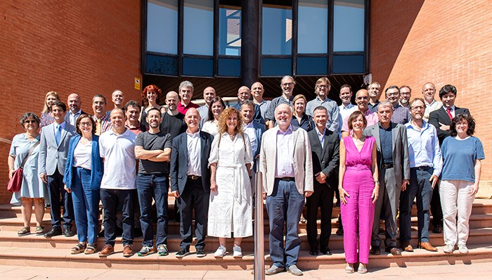 Foto de grup dels catedràtics i catedràtiques que han pres possessió el 8 de setembre, juntament amb el rector i altres membres de l'equip de Govern